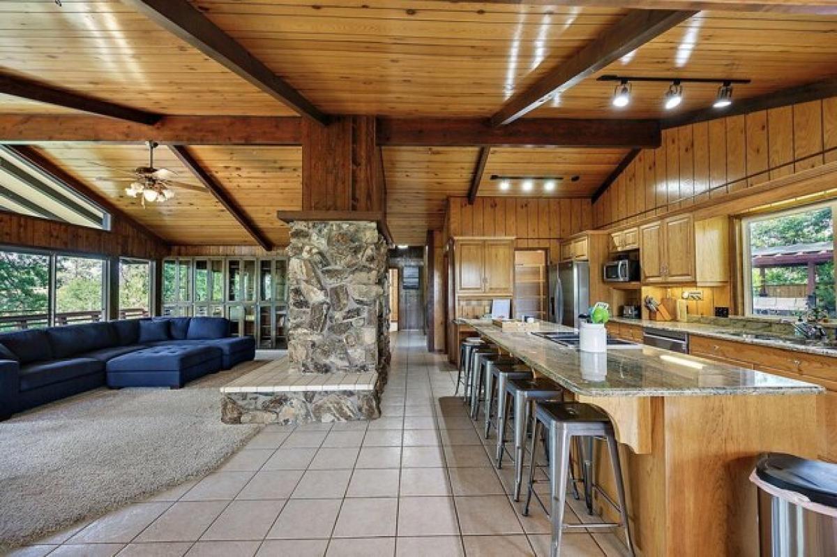 Picture of Home For Sale in Eagle Point, Oregon, United States