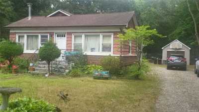 Home For Sale in Medford, New York