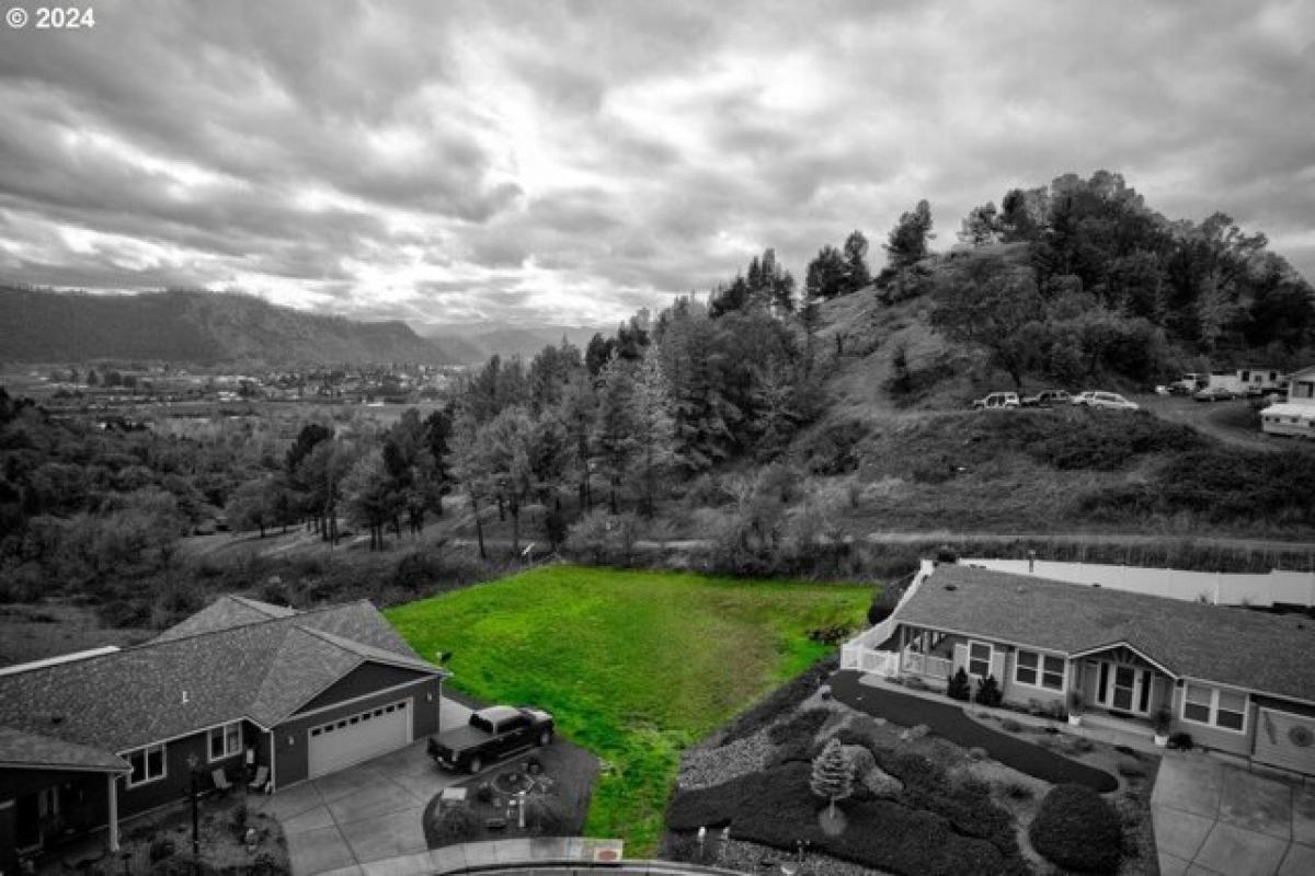 Picture of Residential Land For Sale in Roseburg, Oregon, United States