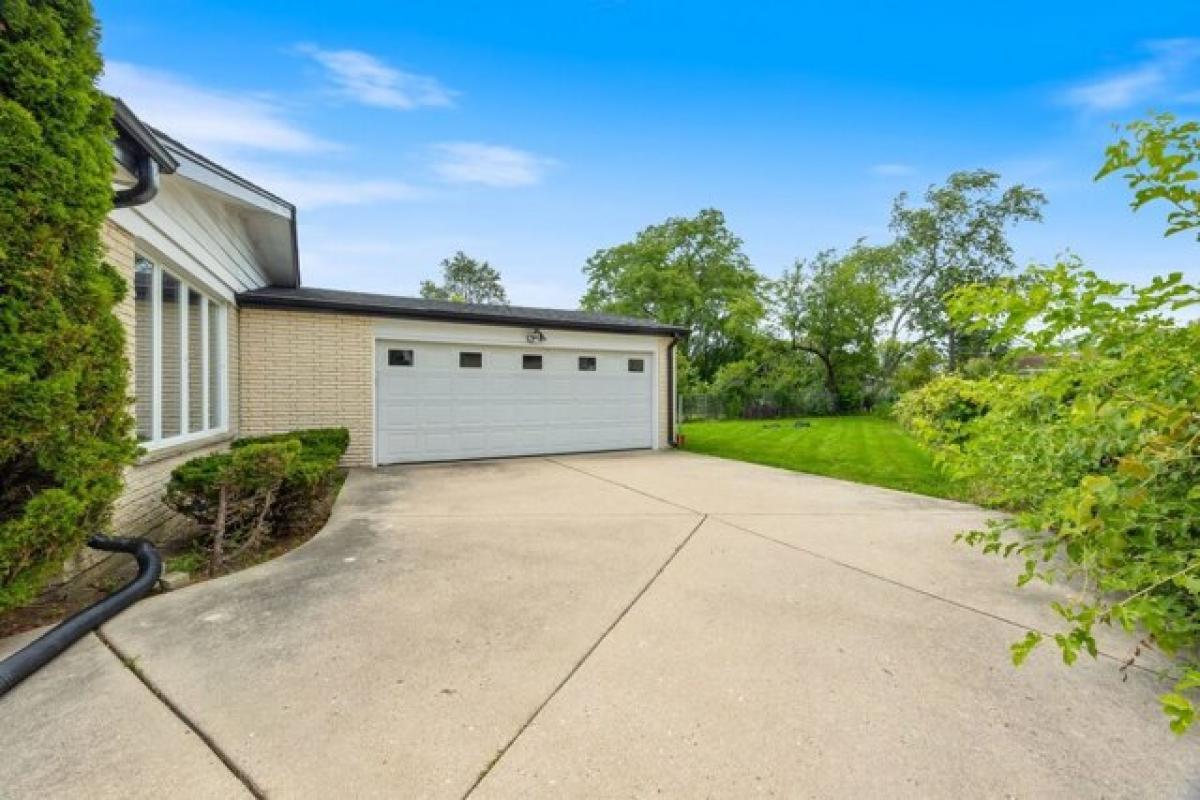 Picture of Home For Sale in Niles, Illinois, United States