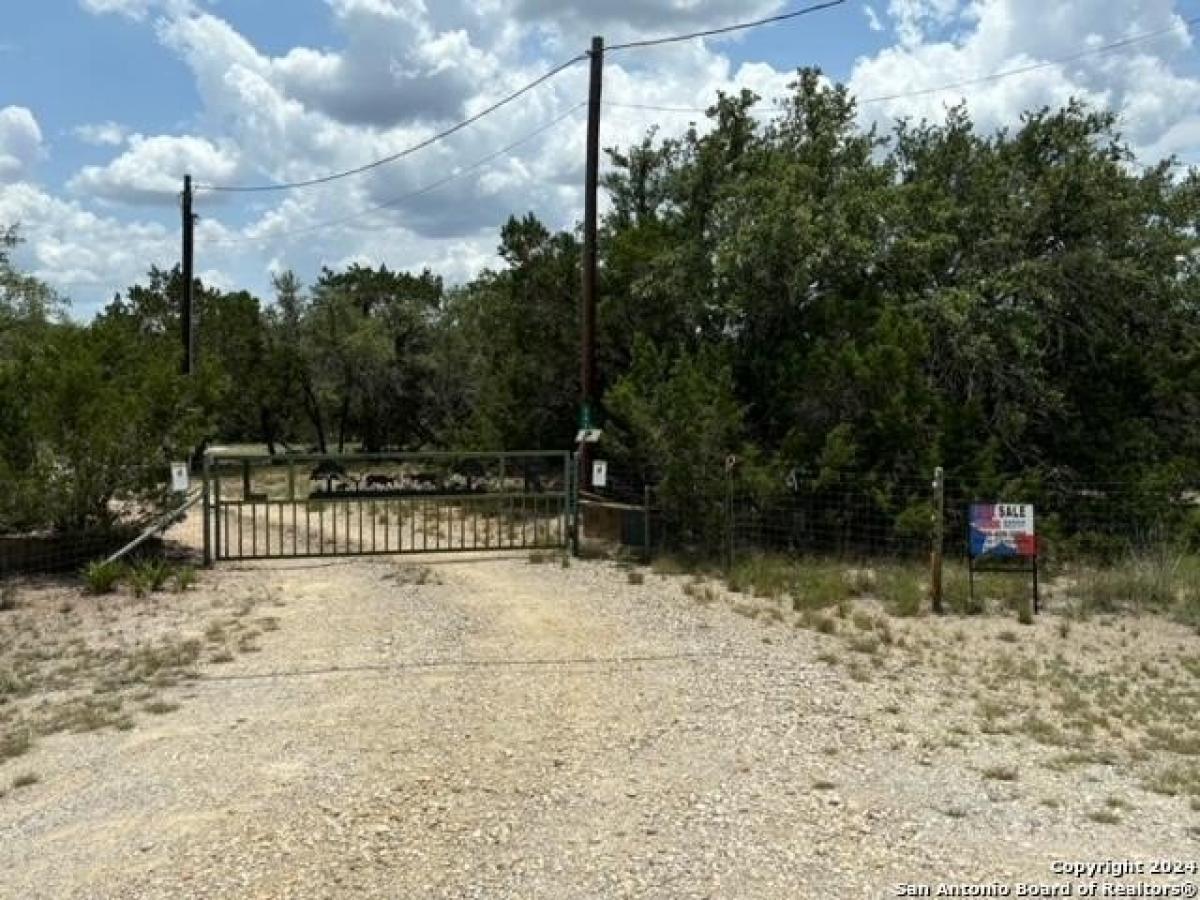 Picture of Home For Sale in Lakehills, Texas, United States