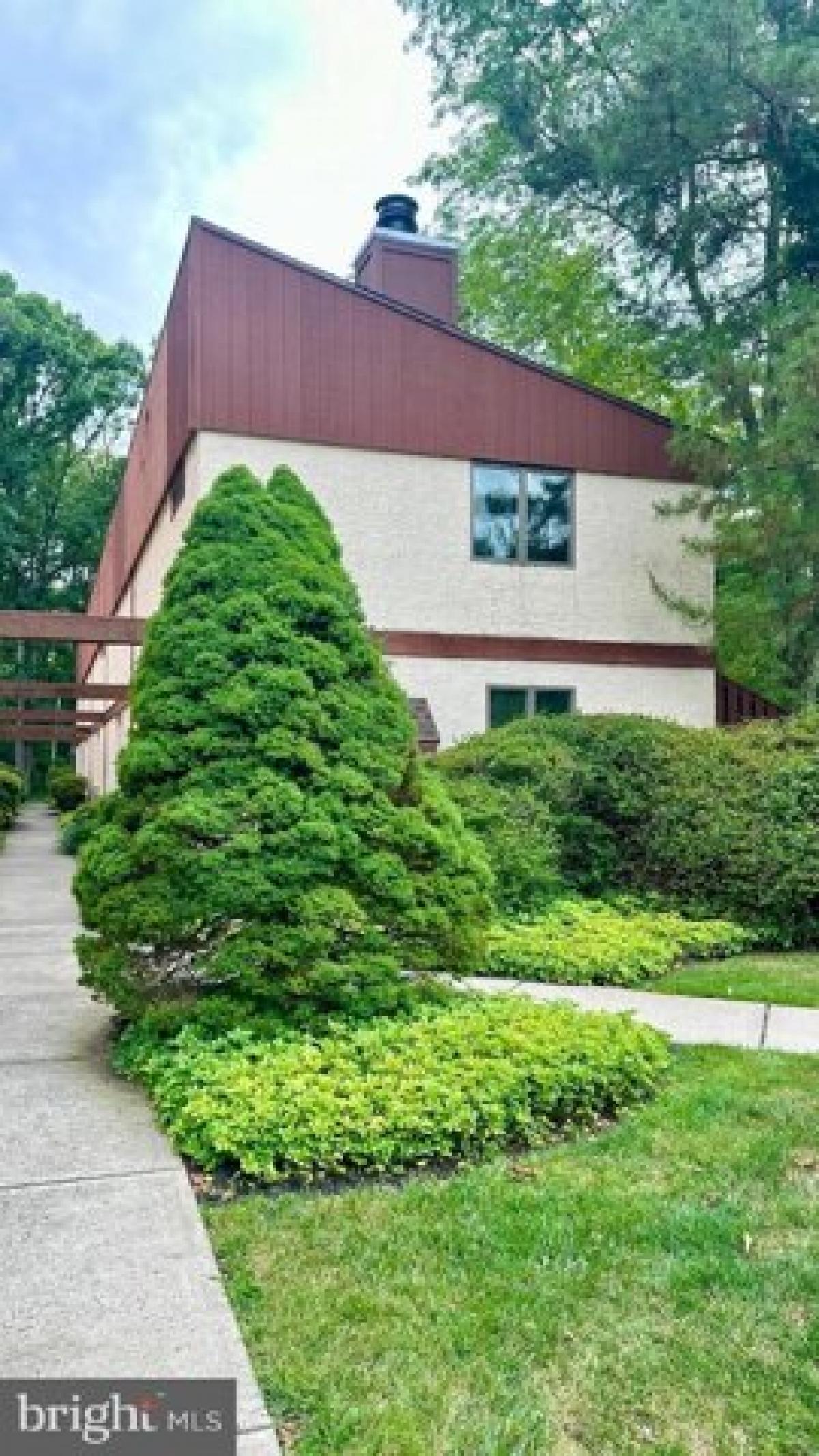 Picture of Home For Sale in Lawrenceville, New Jersey, United States