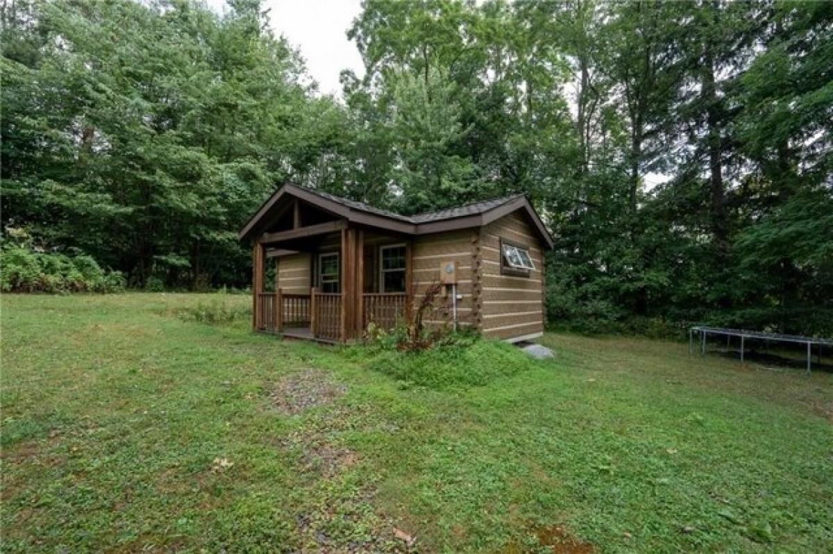 Picture of Home For Sale in Stahlstown, Pennsylvania, United States