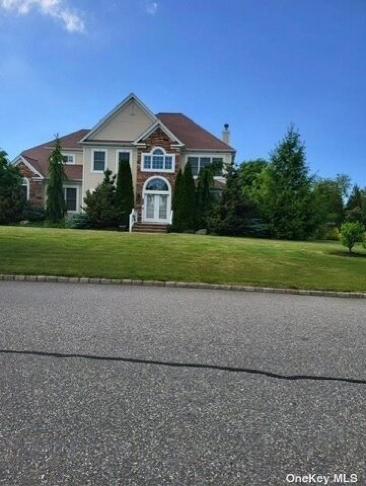 Picture of Home For Sale in Calverton, New York, United States