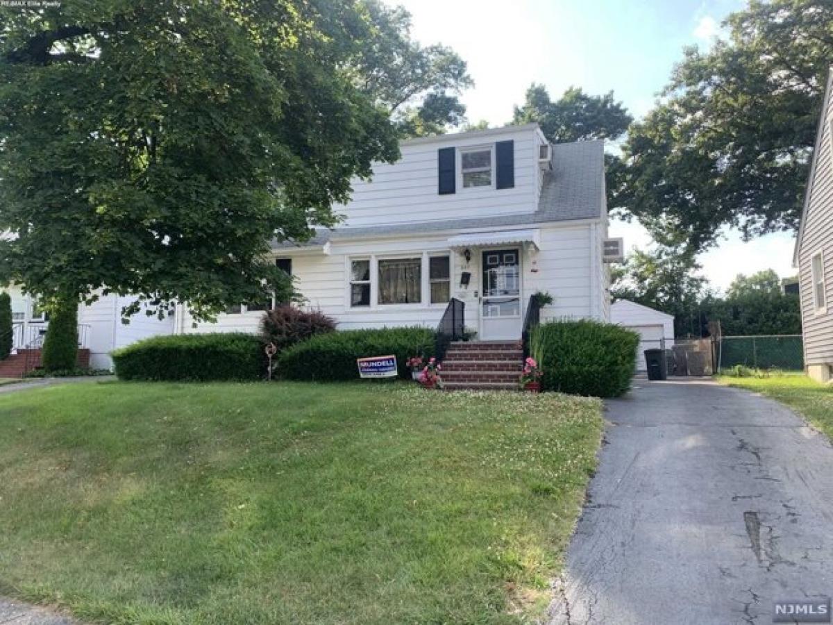 Picture of Home For Sale in Bloomfield, New Jersey, United States