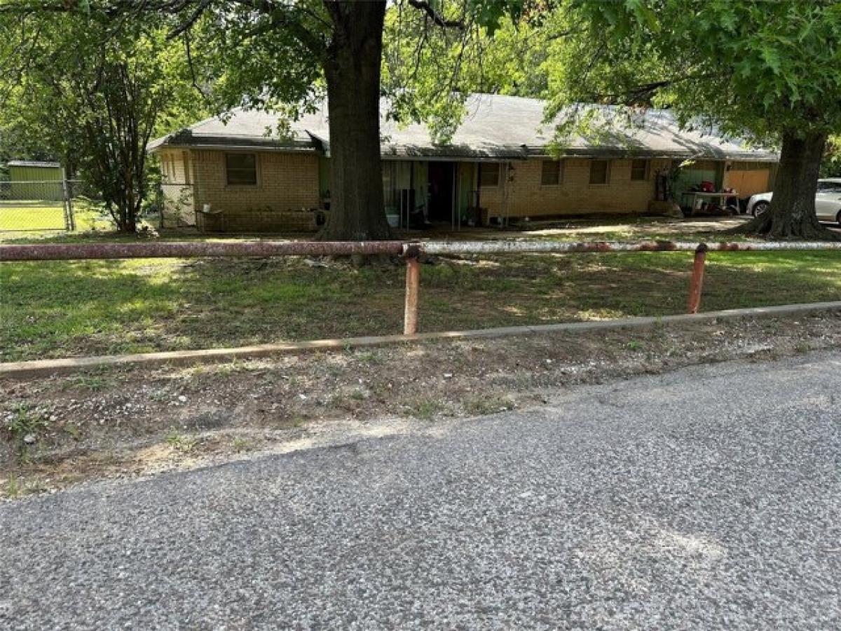 Picture of Home For Sale in Lone Grove, Oklahoma, United States