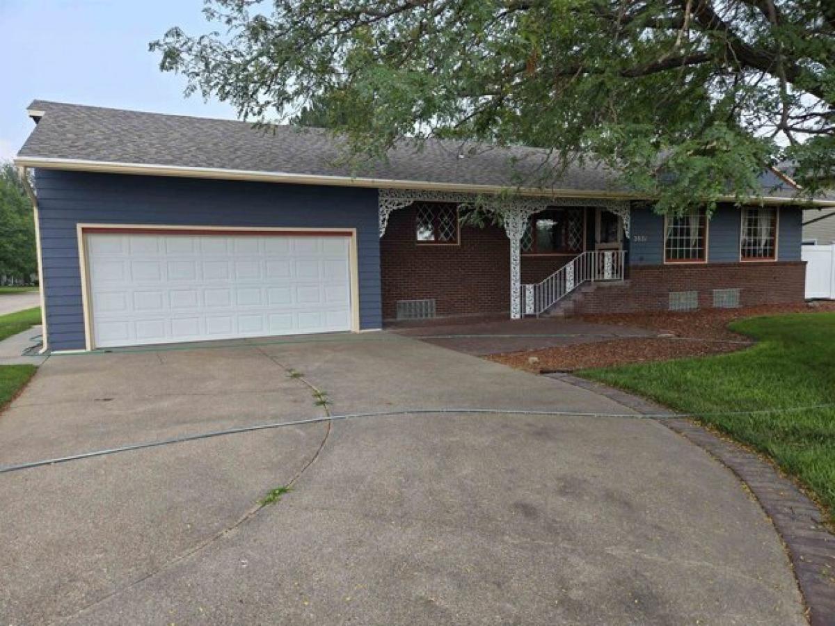 Picture of Home For Sale in Gothenburg, Nebraska, United States