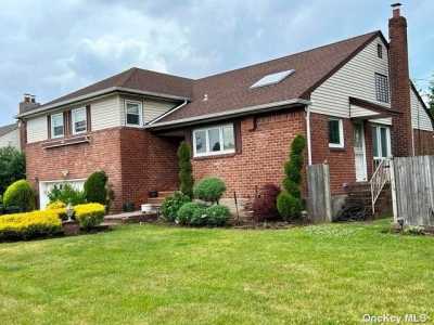 Home For Sale in Westbury, New York