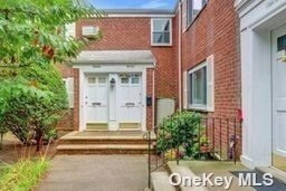 Picture of Home For Sale in Glen Oaks, New York, United States