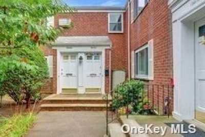 Home For Sale in Glen Oaks, New York