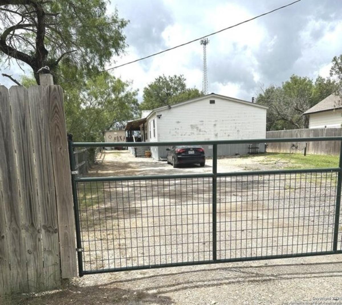 Picture of Home For Sale in Lytle, Texas, United States