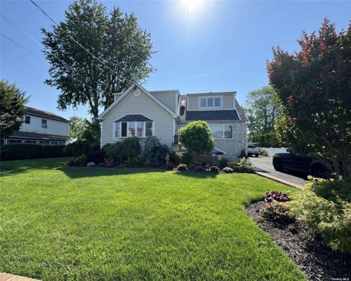 Picture of Home For Sale in Bellmore, New York, United States