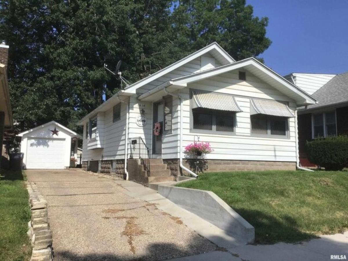 Picture of Home For Sale in Clinton, Iowa, United States