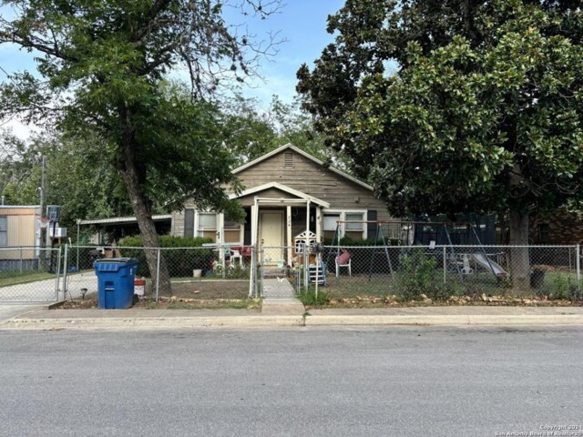 Picture of Home For Sale in Pleasanton, Texas, United States