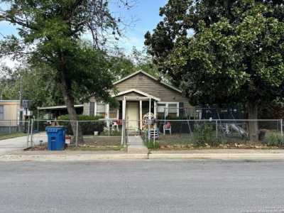 Home For Sale in Pleasanton, Texas