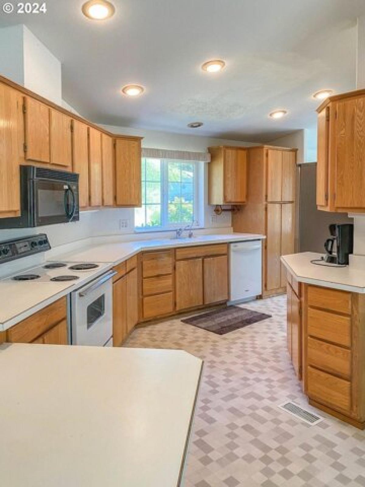 Picture of Home For Sale in Sutherlin, Oregon, United States