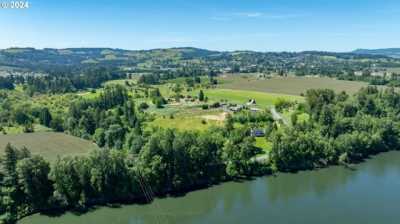 Home For Sale in Dundee, Oregon