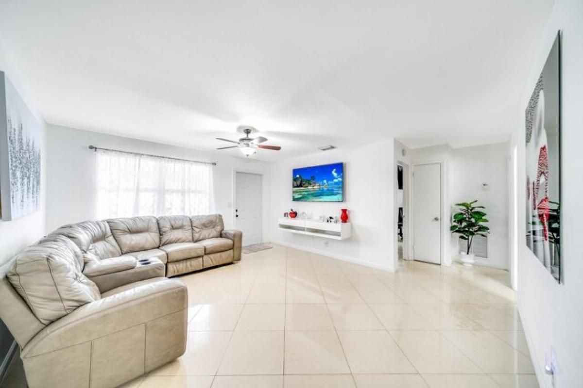 Picture of Home For Sale in Palm Springs, Florida, United States