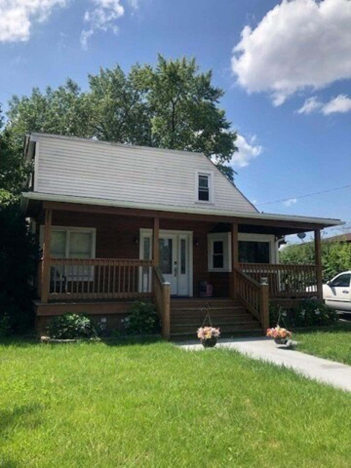 Picture of Home For Sale in Bridgeview, Illinois, United States