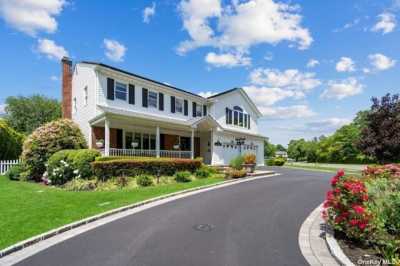 Home For Sale in Syosset, New York