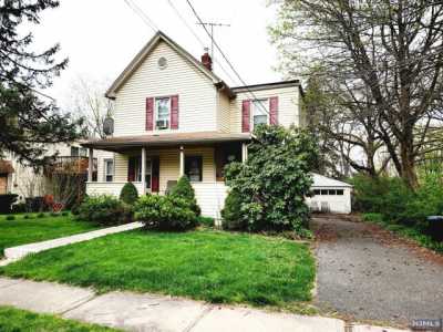 Home For Sale in Leonia, New Jersey