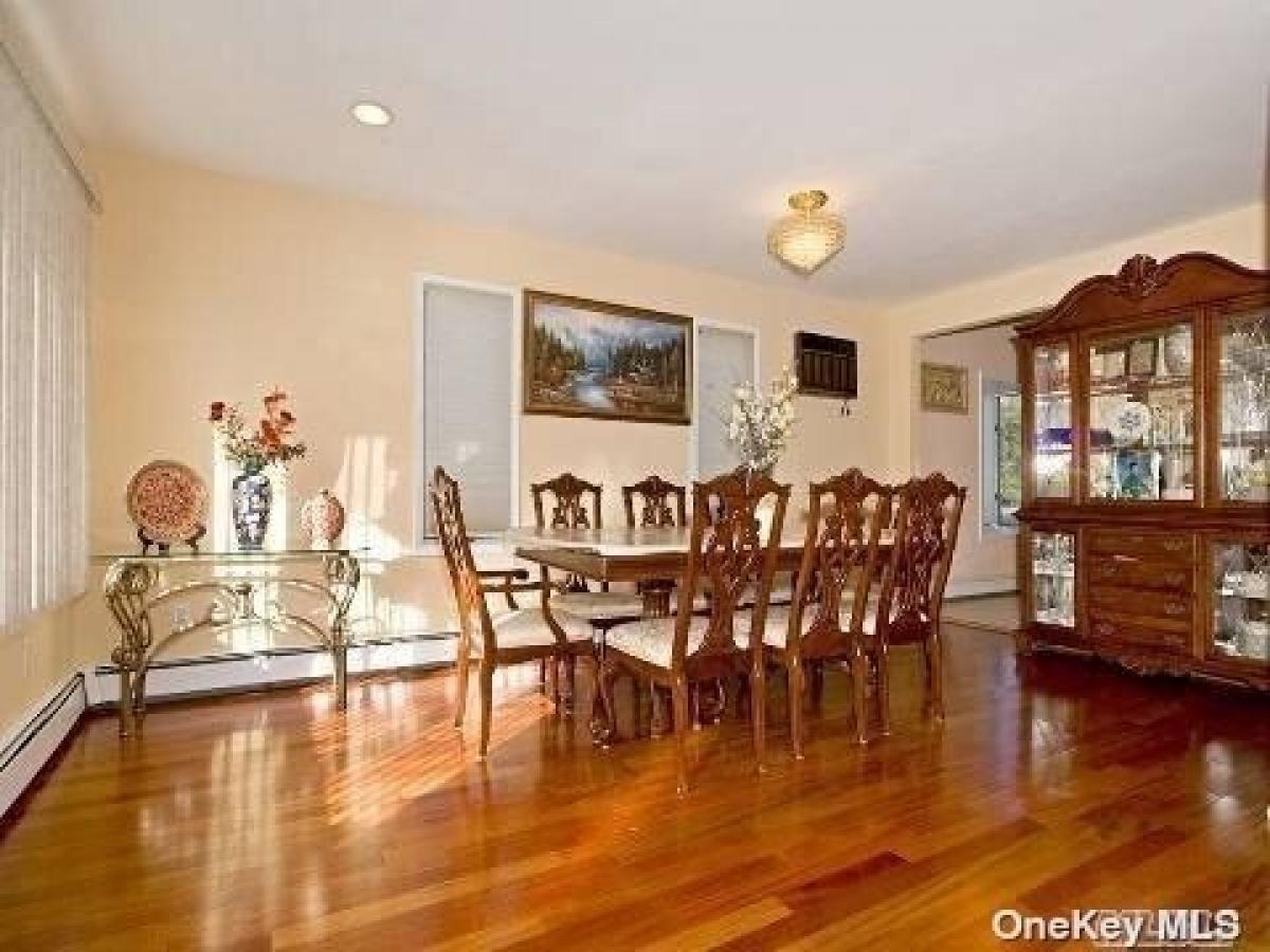 Picture of Home For Sale in Old Bethpage, New York, United States