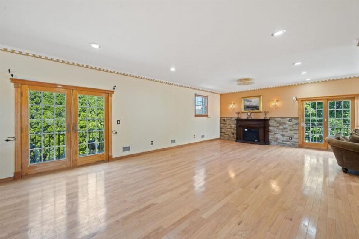 Picture of Home For Sale in Lyndhurst, New Jersey, United States