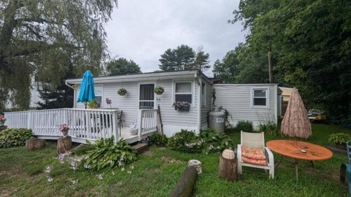 Picture of Home For Sale in Tiverton, Rhode Island, United States