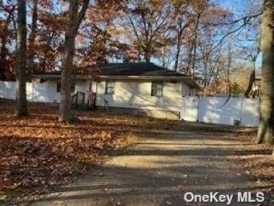 Home For Sale in Mastic, New York