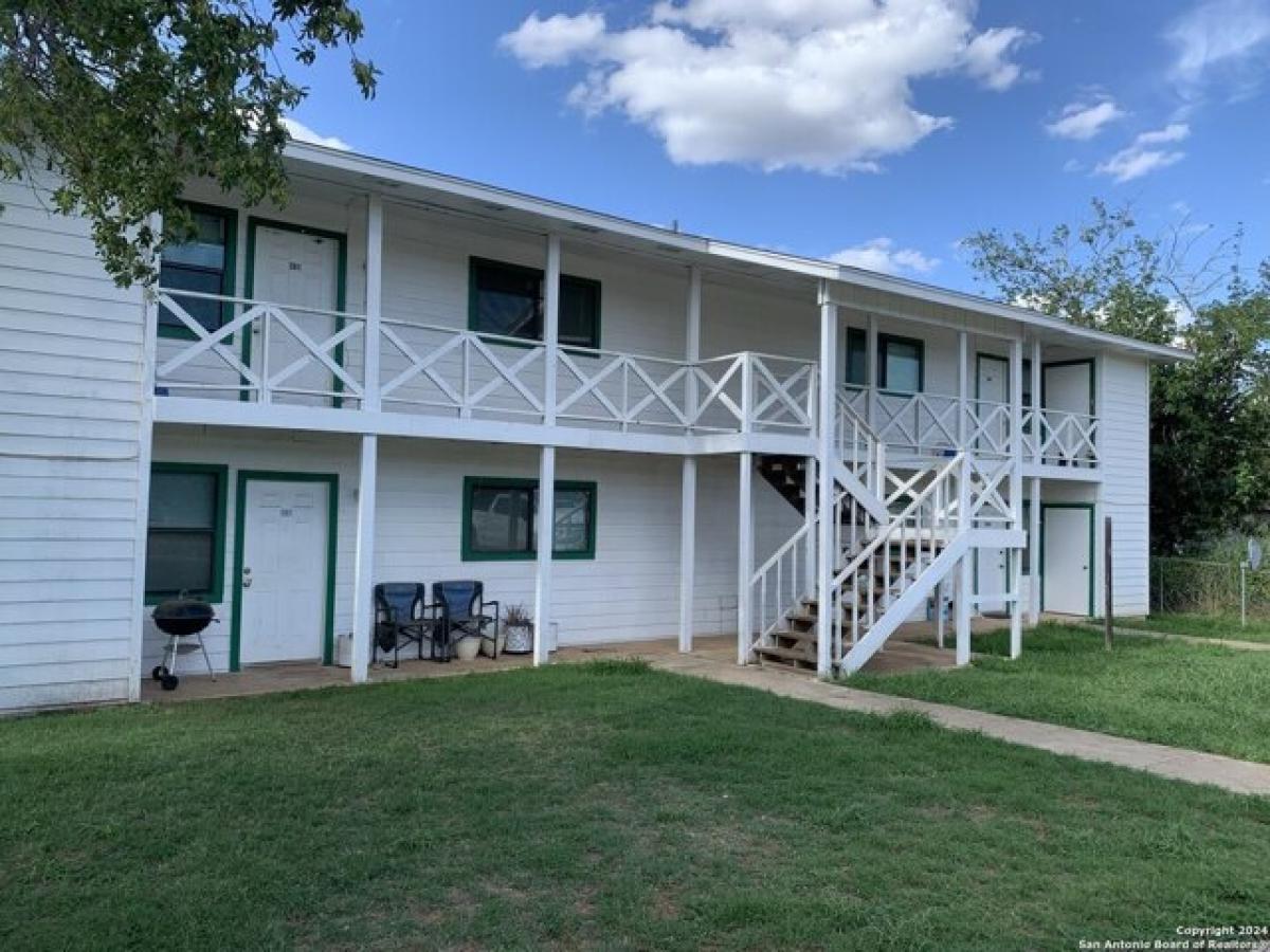 Picture of Home For Sale in Dilley, Texas, United States