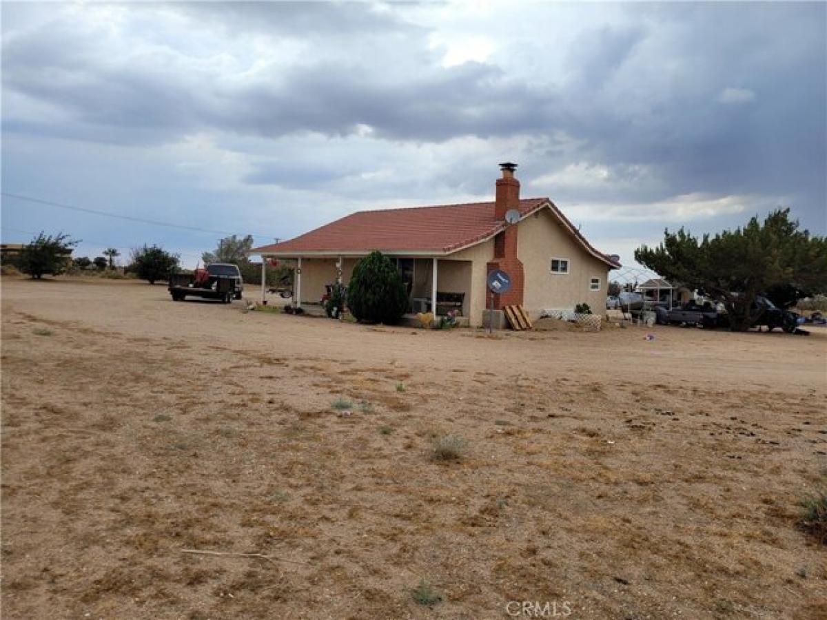 Picture of Home For Sale in Oak Hills, California, United States