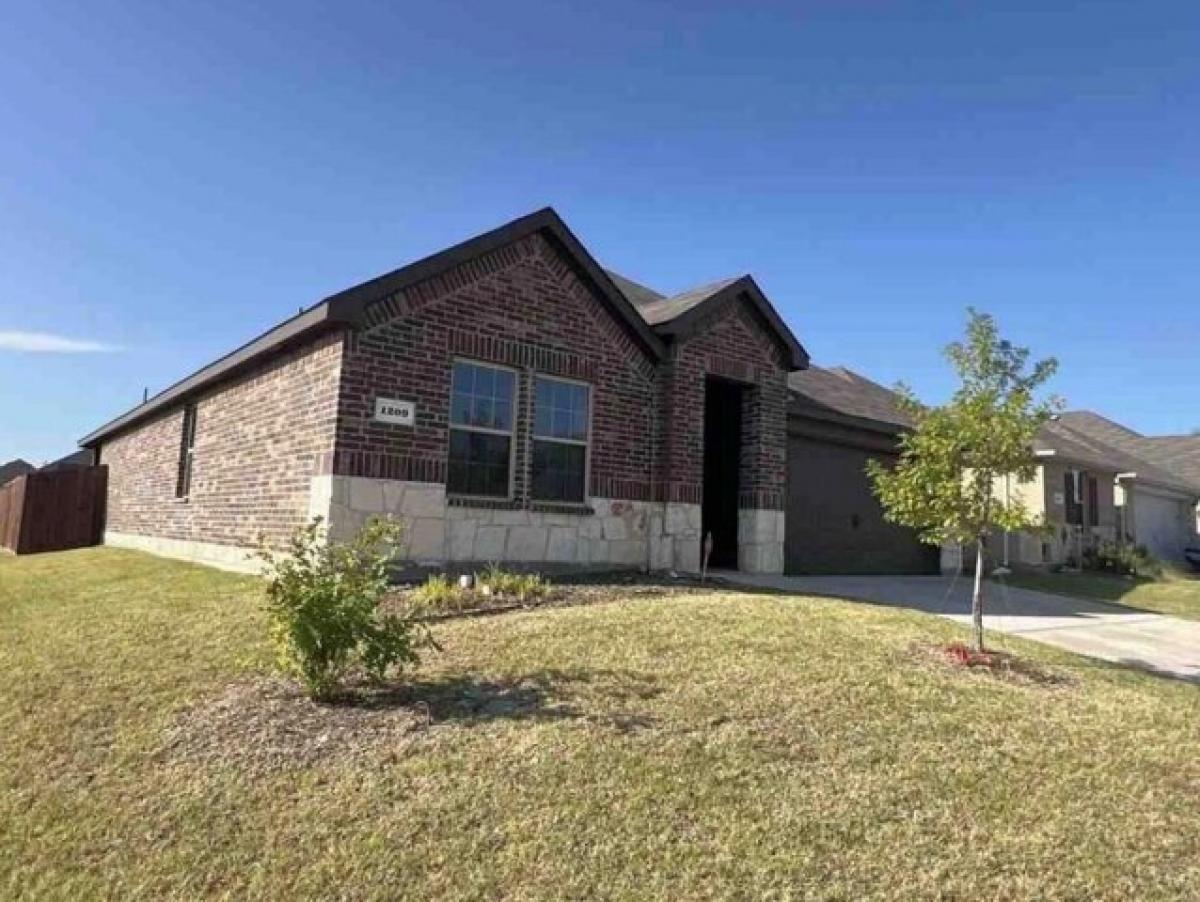 Picture of Home For Sale in Ennis, Texas, United States