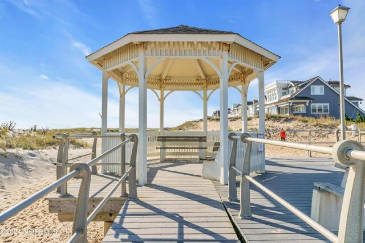 Picture of Home For Sale in Sea Girt, New Jersey, United States