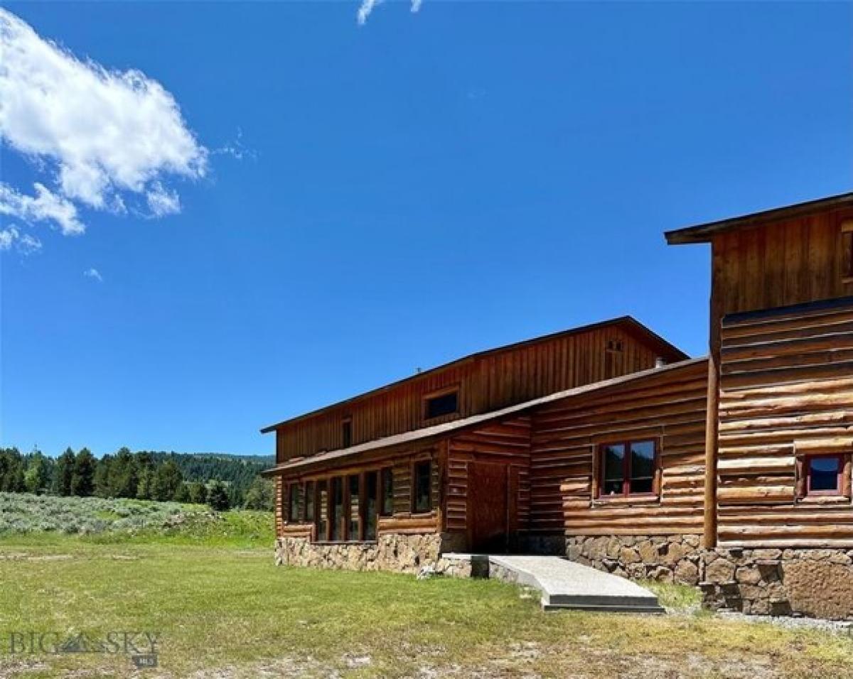 Picture of Home For Sale in Gallatin Gateway, Montana, United States