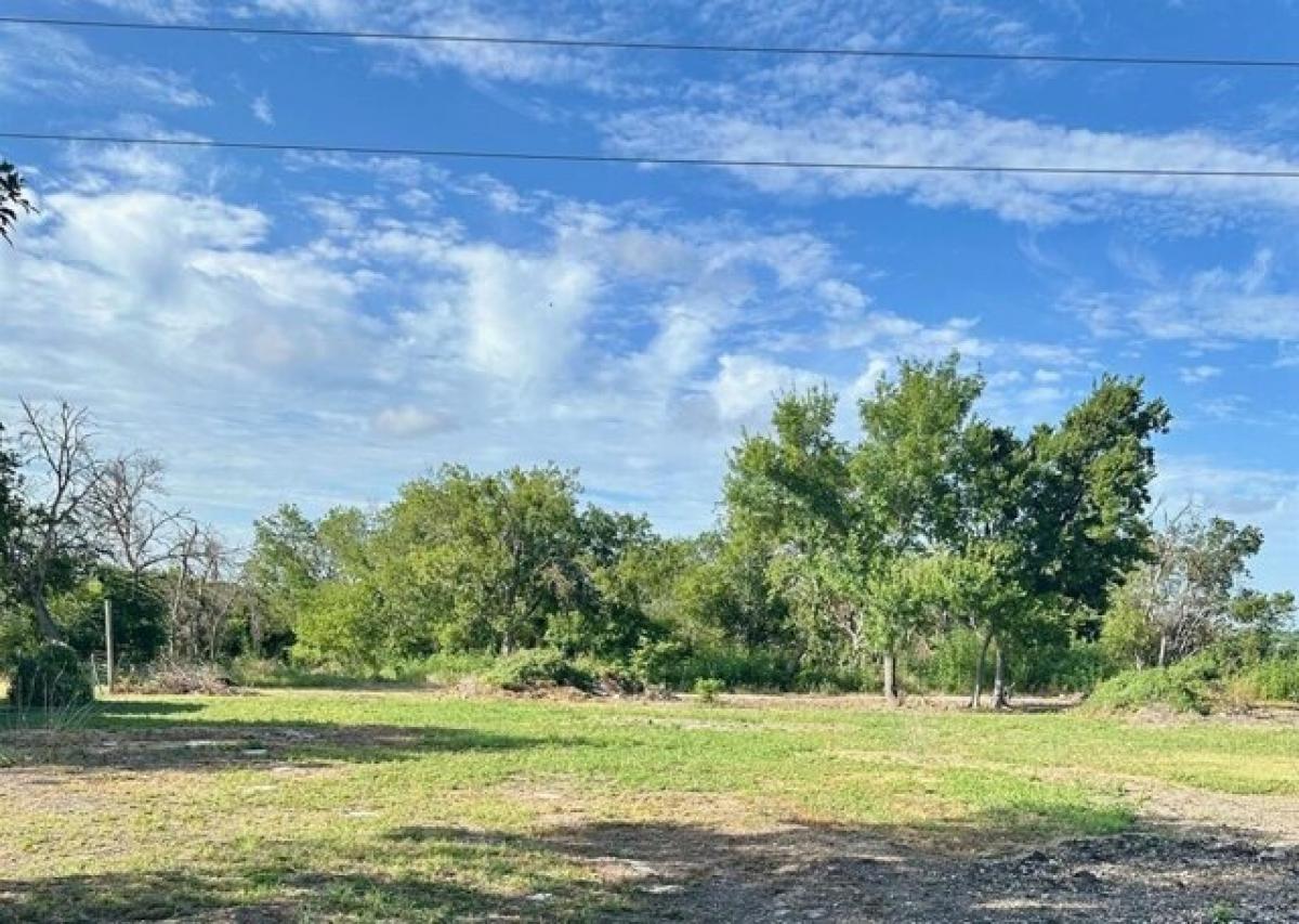 Picture of Residential Land For Sale in Taylor, Texas, United States