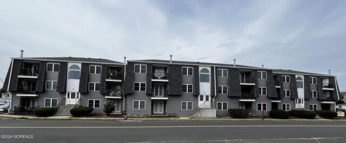 Picture of Home For Sale in Keansburg, New Jersey, United States