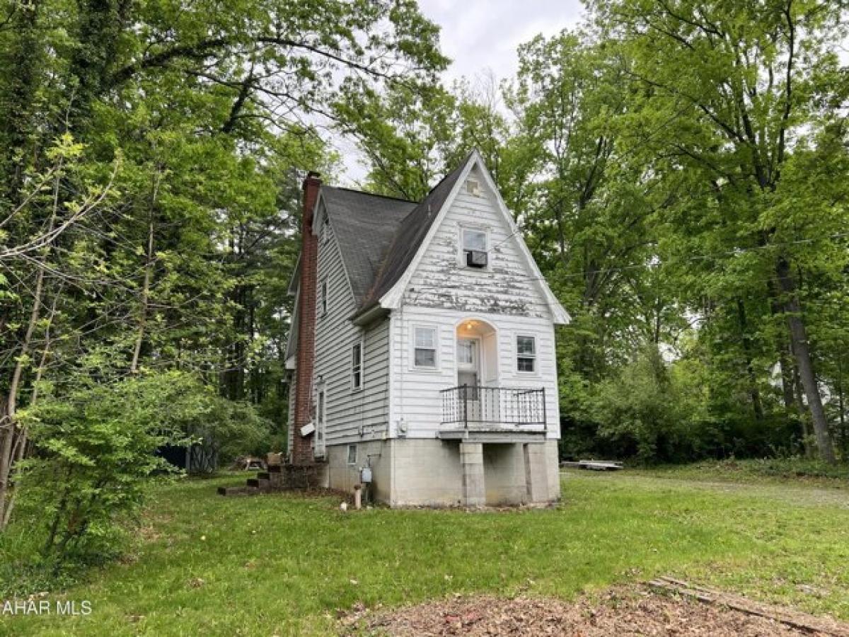 Picture of Home For Sale in Hollidaysburg, Pennsylvania, United States