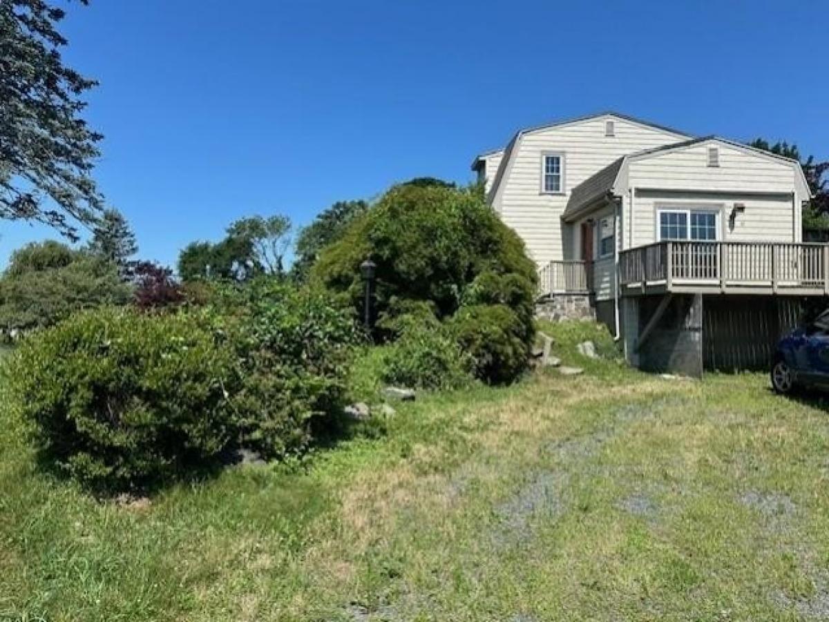 Picture of Home For Sale in Tiverton, Rhode Island, United States