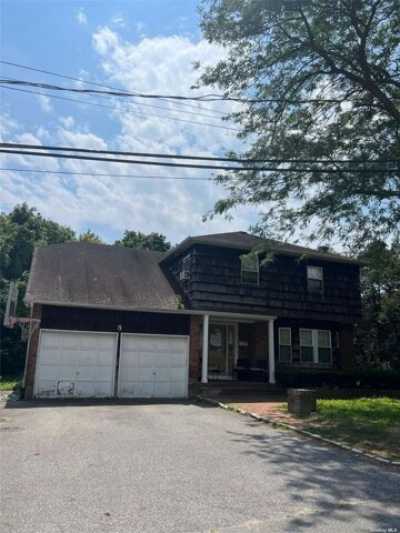 Home For Sale in Lawrence, New York