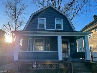 Home For Sale in Lakewood, Ohio