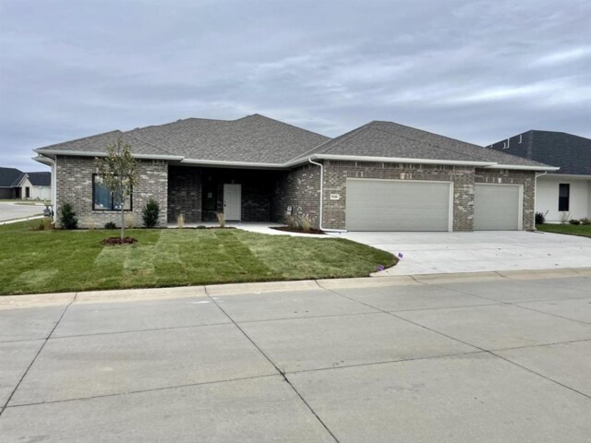 Picture of Home For Sale in Bel Aire, Kansas, United States