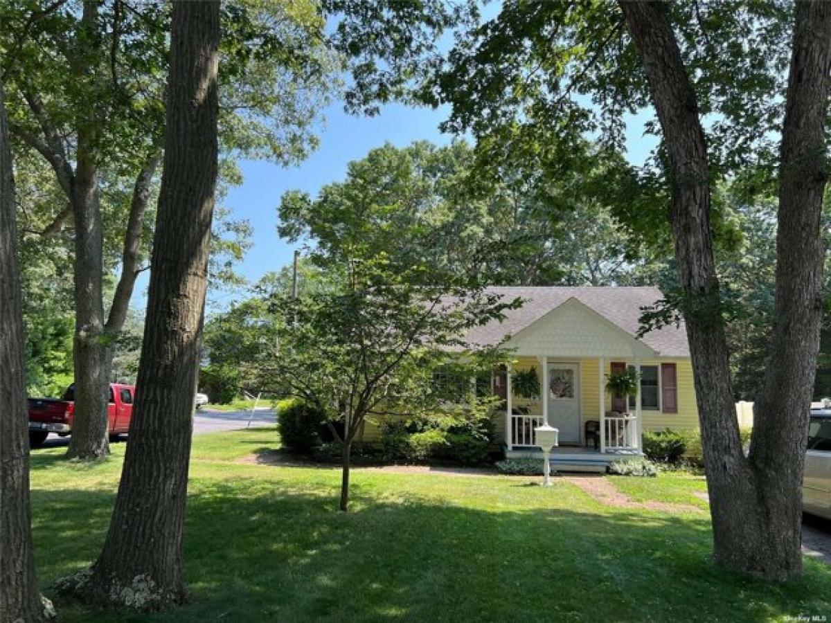 Picture of Home For Sale in Blue Point, New York, United States