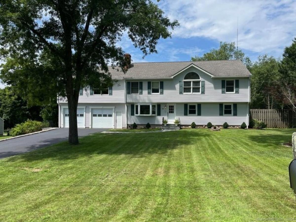 Picture of Home For Sale in Newtown, Connecticut, United States