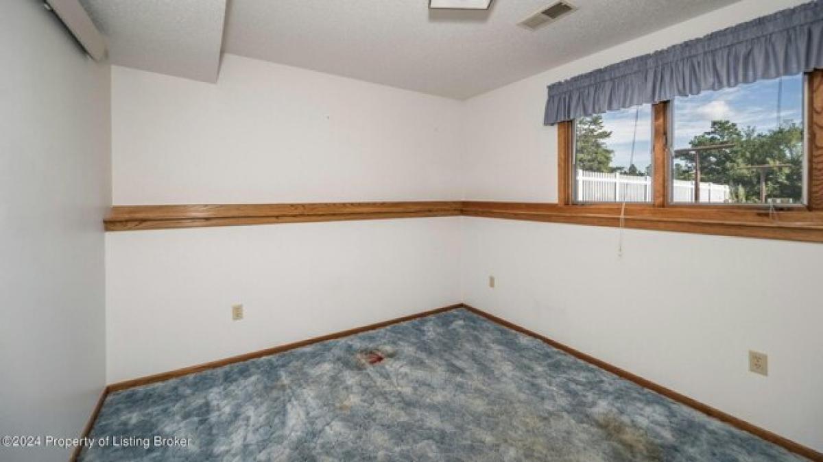 Picture of Home For Sale in Dickinson, North Dakota, United States