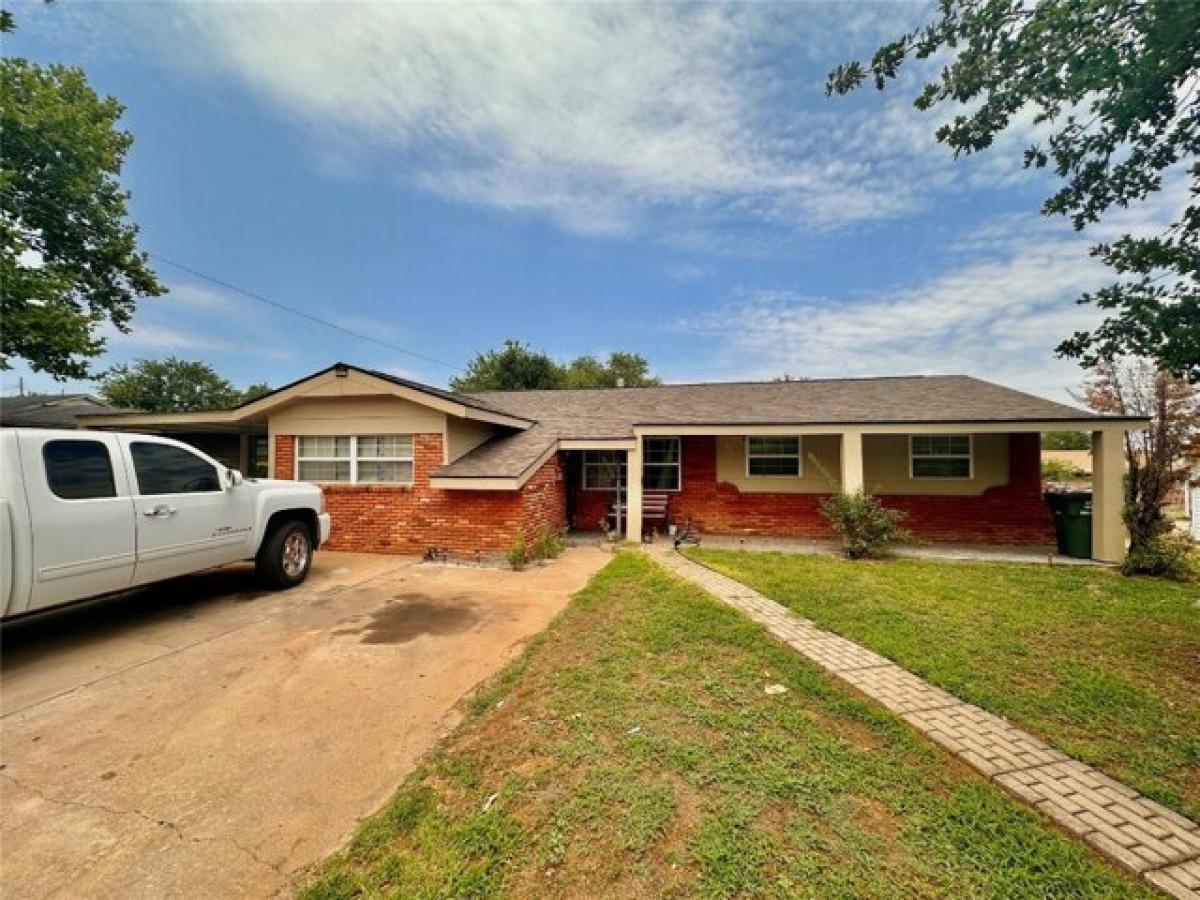 Picture of Home For Sale in Clinton, Oklahoma, United States