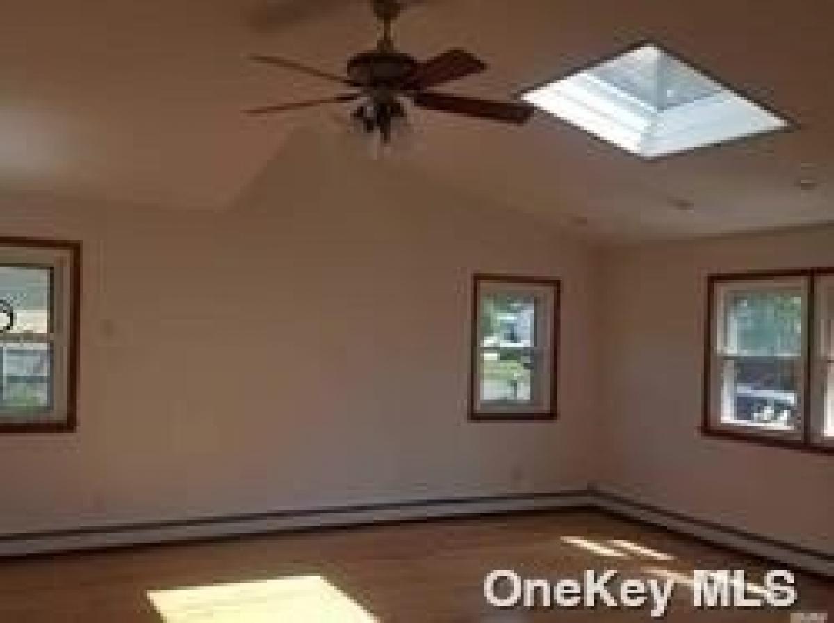 Picture of Home For Sale in Ronkonkoma, New York, United States