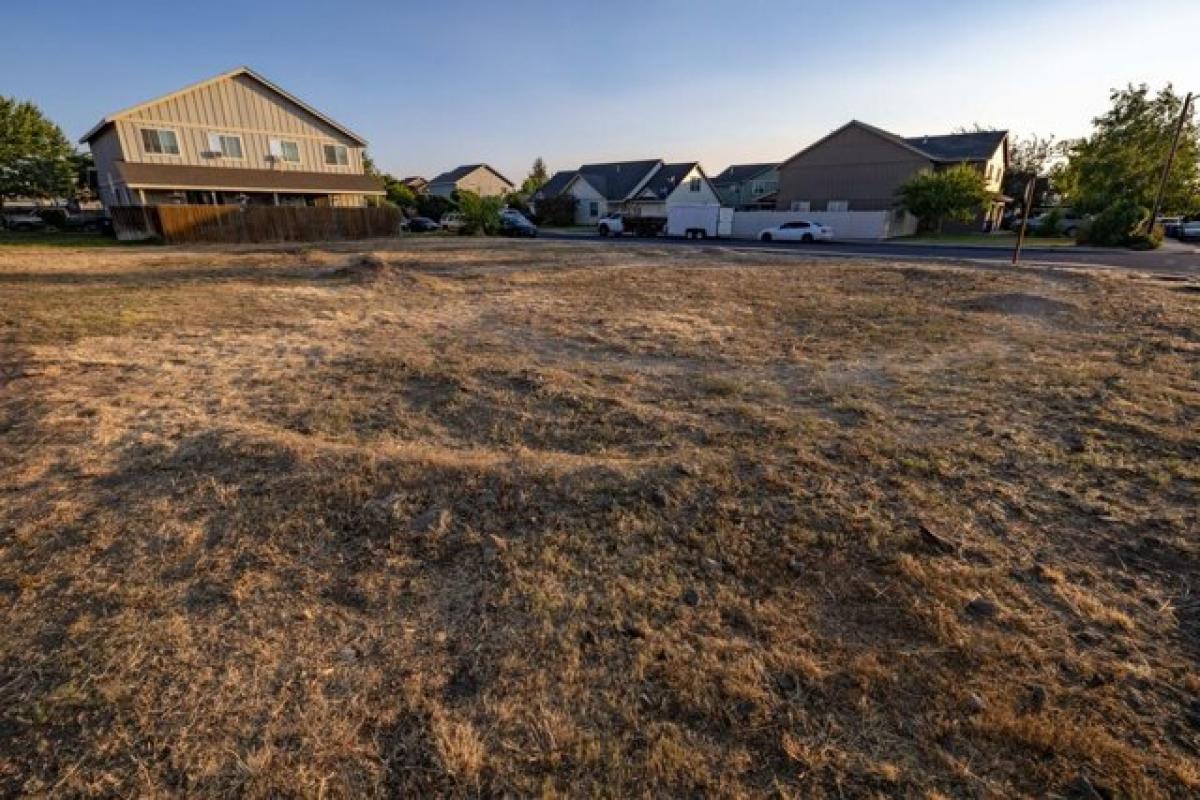 Picture of Residential Land For Sale in Redmond, Oregon, United States