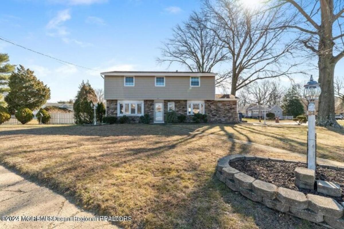 Picture of Home For Sale in Oakhurst, New Jersey, United States