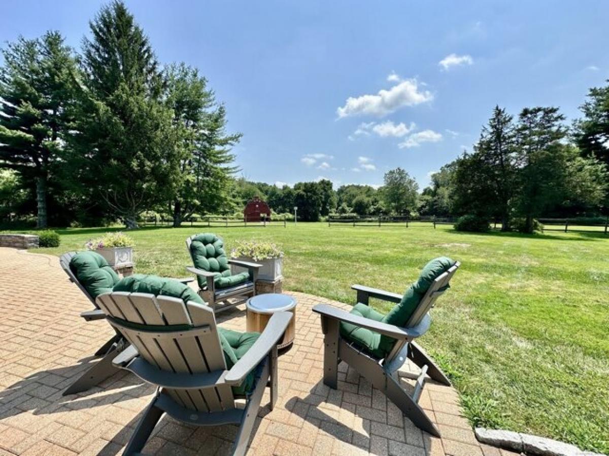 Picture of Home For Sale in Southbury, Connecticut, United States