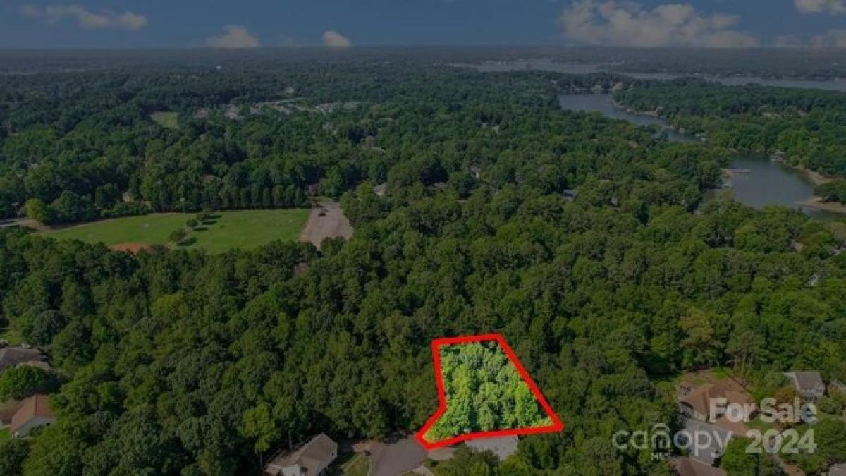 Picture of Residential Land For Sale in Tega Cay, South Carolina, United States